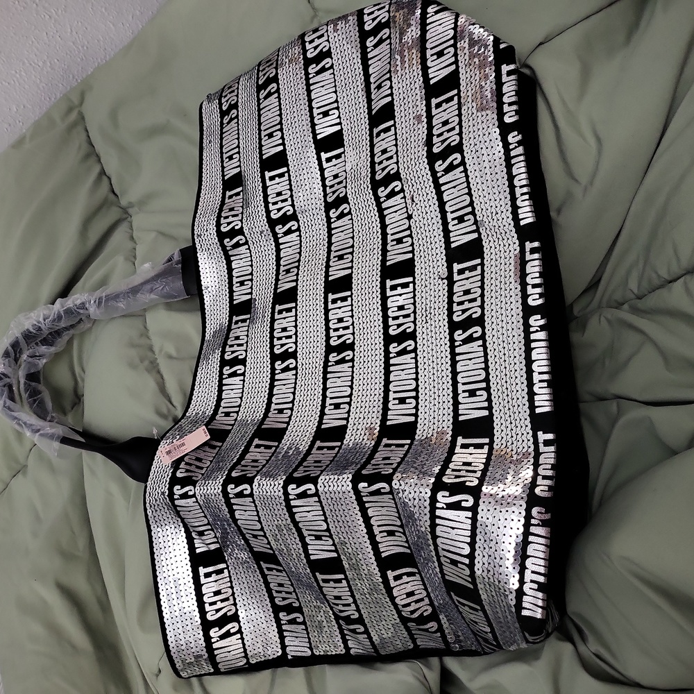 NWT 22x14 Large Victoria's Secret sequins tote bag and Cosmetic bag